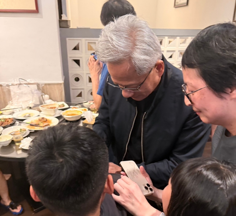 黄仁勋用餐时也不忘帮粉丝签名。.jpg